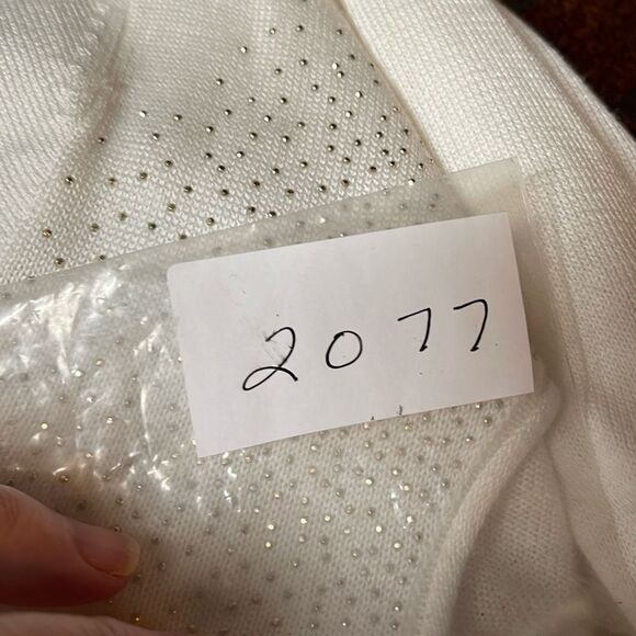 Calvin Klein size M cream and gold lightweight sweater. - Picture 7 of 7